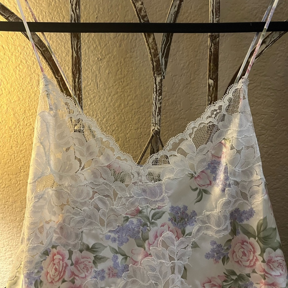 Victoria's Secret Floral Lace Chemise in Cream and Pink - Picture 3 of 10